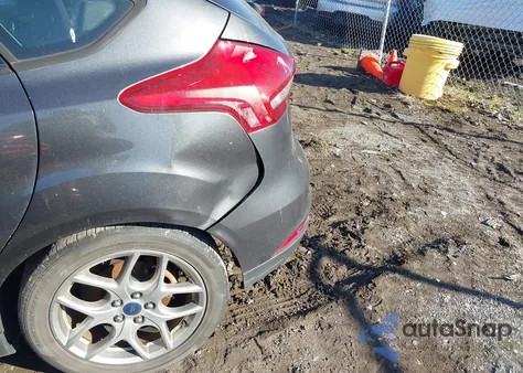 2015 Ford Focus Se z USA, uszkodzony, nr VIN 1FADP3K28FL299988